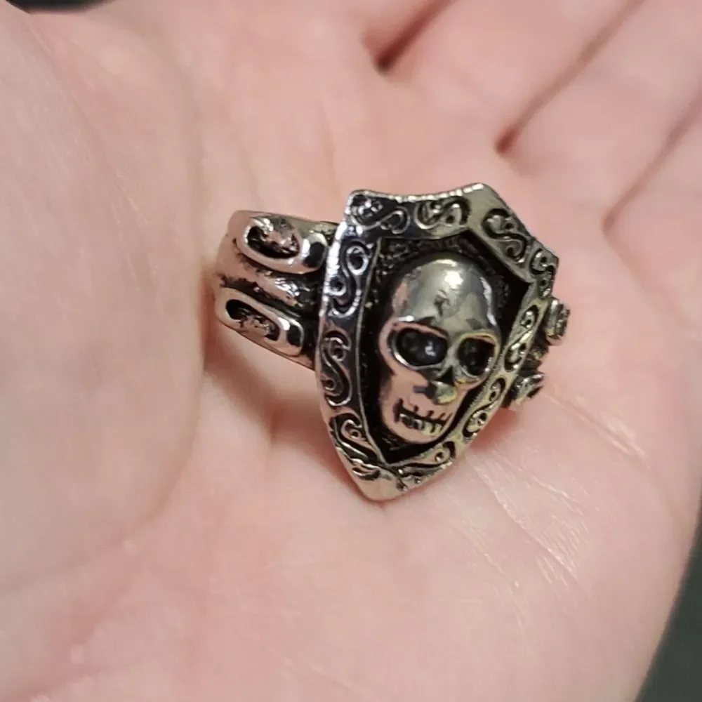 Silver tone skull ring approx size 9